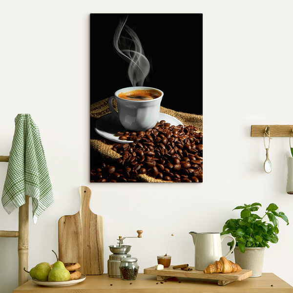Quadri Una tazza di caffè con il vapore che sale dal piattino e i chicchi